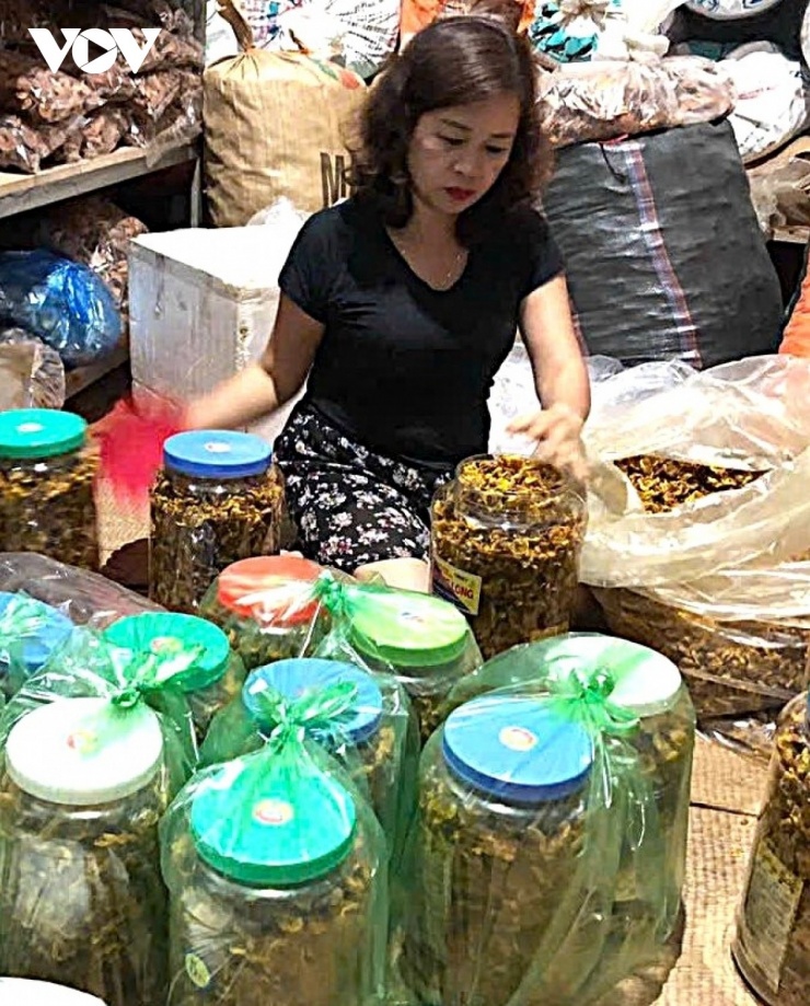 Chị Sầm Thị Thanh, một chủ cơ sở tại xã Quế Phong (tỉnh Nghệ An) cho hay, trung bình cứ 6 kg hoa tươi sẽ được 1 kg hoa khô đã sấy. Năm nay cơ sở của chị Thanh cho ra thị trường khoảng 2 tạ chè khô. “Các công đoạn phải chuẩn chỉ và kinh nghiệm theo thời gian để đạt chất lượng nhất…”, chị Thanh nói thêm. (Ảnh: Hải Chi).