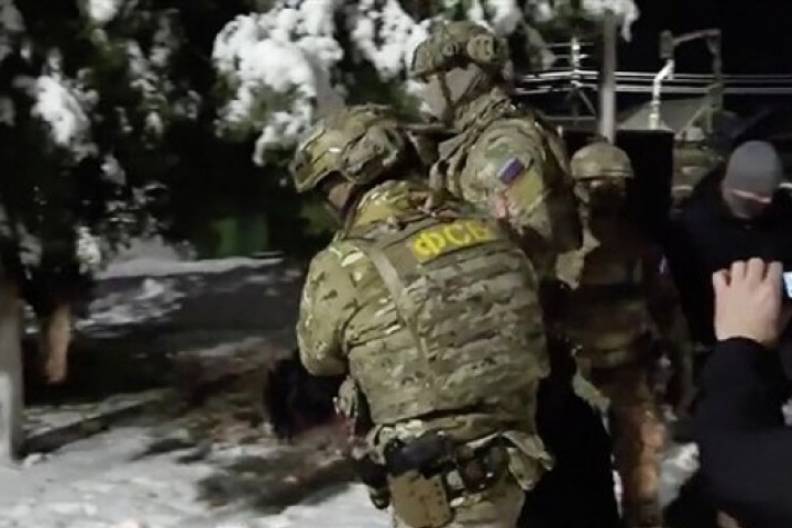 Lực lượng an ninh Nga gỡ bom dưới gầm xe quan chức quân đội