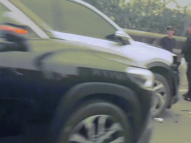 6 xe tông liên hoàn, đường ra sân bay Nội Bài tắc cứng