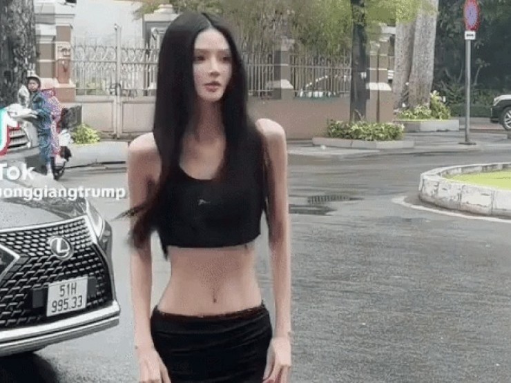 Mẫu Việt nặng 45 kg gây chú ý với vòng eo mỏng dính