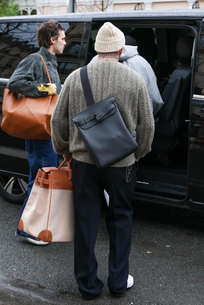 Khi đi mua sắm, dạo phố, anh sử dụng túi đeo chéo Hac a Dos GM màu đen, giá 13.200 USD (345,2 triệu đồng). Ảnh: GC Images