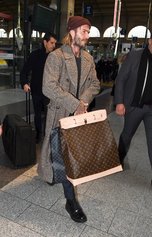 David Beckham với túi Louis Vuitton 2.600 bảng (hơn 92 triệu đồng). Hiện mẫu này tăng lên 6.100 USD (159,7 triệu đồng). Ảnh: GC Images