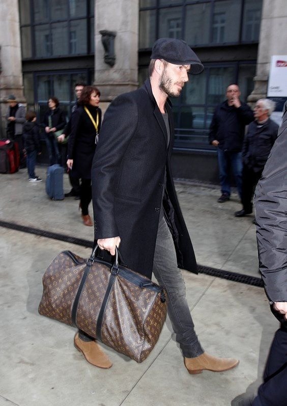 Khi đi chơi và làm việc xa, Beckham thường dùng Keepall. Thiết kế ra mắt năm 1920, được xem là một trong số mẫu biểu tượng của Louis Vuitton, giá 2.590 USD (67,7 triệu đồng). Ảnh: Backgrid