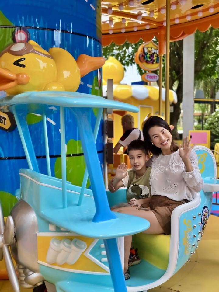 Ảnh sao 27/2: Siêu mẫu Ngọc Thạch khoe nhan sắc tuổi 35 - 5