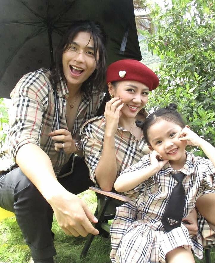 Ảnh sao 27/2: Siêu mẫu Ngọc Thạch khoe nhan sắc tuổi 35 - 6