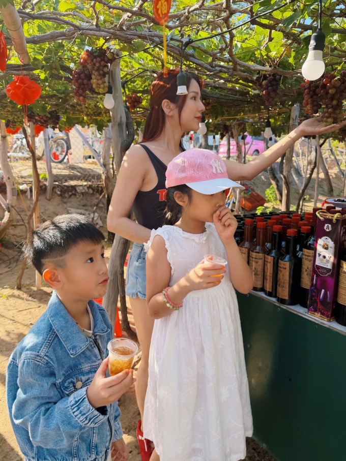 Diệp Lâm Anh cùng hai con trải nghiệm hái nho trong chuyến du lịch Vĩnh Hy đầu năm Bính Ngọ.