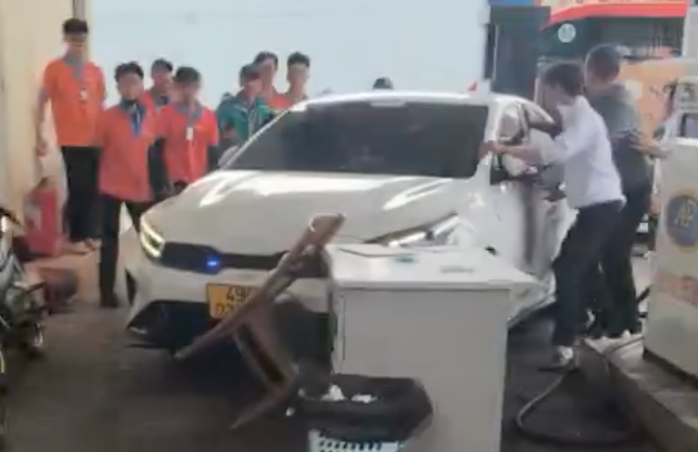 Hình ảnh khi Quốc lao xe vào cây xăng trước Bến xe liên tỉnh Đà Lạt.