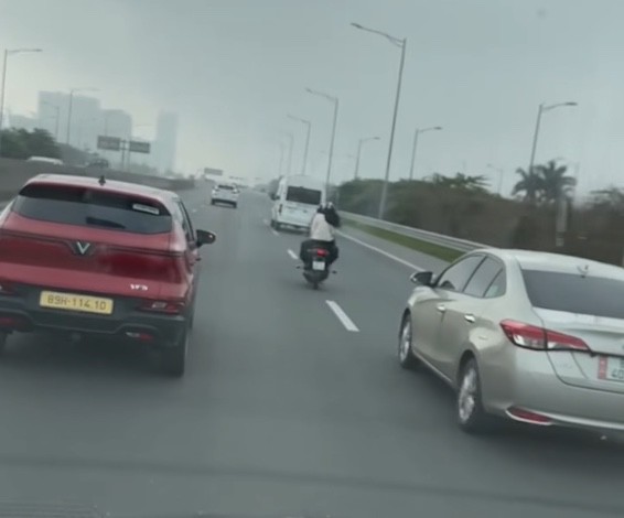 Hình ảnh 2 cô gái chạy xe máy trên cao tốc Hà Nội - Hải Phòng. Ảnh chụp màn hình
