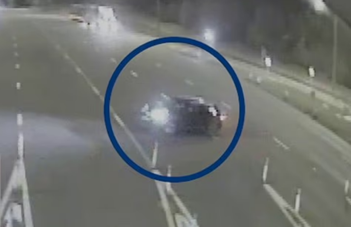 Nam tài xế liều lĩnh quay đầu, chạy ngược chiều để trốn phí cao tốc - 1