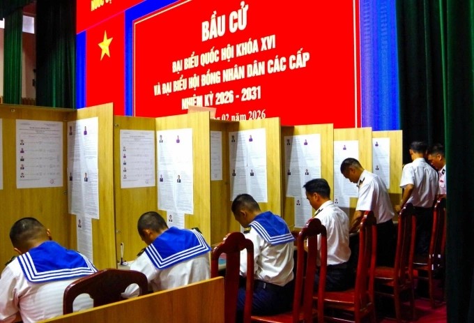 Bộ Tư lệnh Vùng 2 Hải quân phối hợp Ủy ban bầu cử xã Long Sơn (Bà Rịa - Vũng Tàu cũ, nay là TP HCM), tổ chức bầu cử sớm tại bến cho hai đoàn công tác trên tàu Trường Sa 04 và Trường Sa 21. Ảnh: Vùng 2 Hải quân