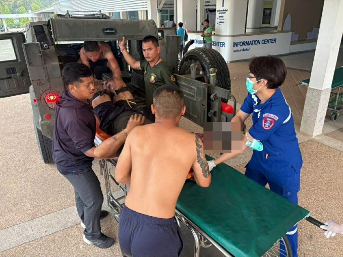 Binh sĩ Thái Lan được đưa tới bệnh viện ở tỉnh Surin, giáp biên giới với Campuchia ngày 27/2. Ảnh: Quân đội Thái Lan