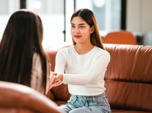 Người EQ cao hiểu rằng sự thoải mái của mỗi người là khác nhau, và không phải ai cũng đủ thẳng thắn để từ chối. Ảnh minh họa