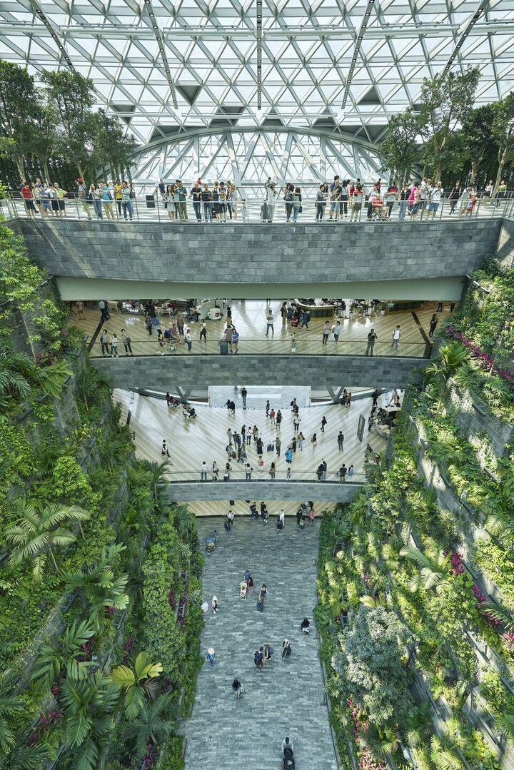 Năm 2025, sân bay Changi của Singapore thiết lập kỷ lục mới khi lần thứ 13 liên tiếp giành danh hiệu "sân bay tốt nhất thế giới" do Skytrax - tổ chức tư vấn và xếp hạng hàng không uy tín của Anh - bình chọn. (Ảnh: Archello)