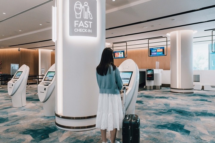 Theo trang International Airport Review, sân bay Changi ứng dụng hệ thống hành trình nhanh chóng và liền mạch (FAST), cho phép hành khách tự động ký gửi hành lý, qua cổng xuất nhập cảnh và lên máy bay hoàn toàn bằng nhận diện khuôn mặt, không cần dùng đến hộ chiếu. (Ảnh: Interiordesign)