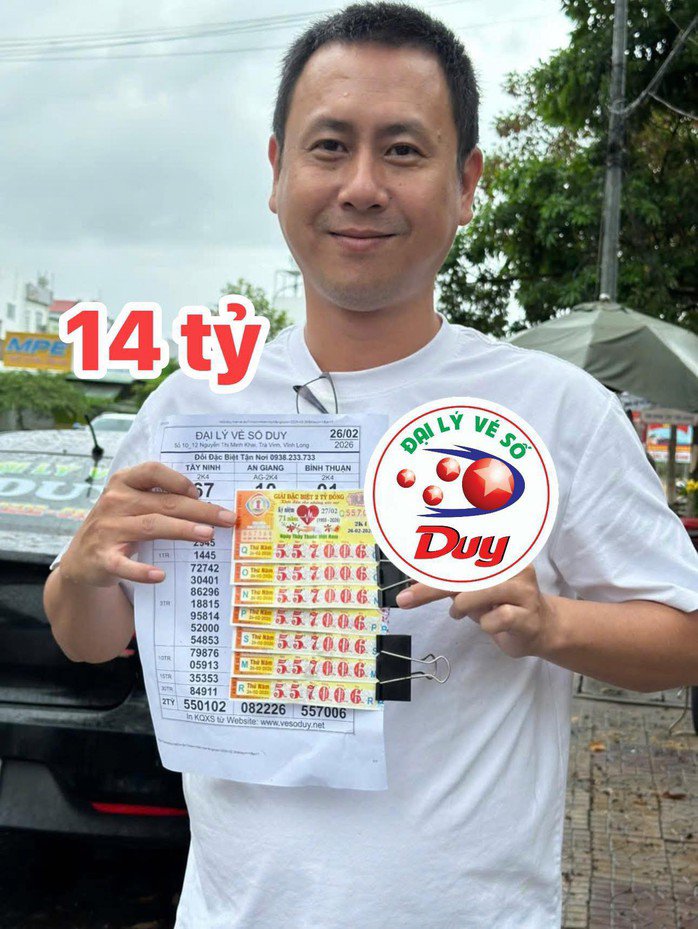 Anh Lưu Quốc Duy di chuyển từ phường Trà Vinh sang TP Cần Thơ để đổi thưởng 14 tỉ đồng cho nam khách hàng. Ảnh: ĐLVS Duy