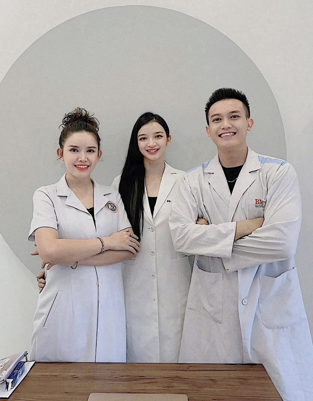 Chị cả Đinh Thị Thùy Trang (ngoài cùng bên trái) và Đinh Y Quyên cùng em trai út.