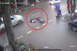 Clip: Tránh xe lao từ trong ngõ ra, người đàn ông trượt ngã trước đầu ô tô