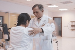 Phép màu y học giữa đời thường: Bác sĩ Vinmec “hồi sinh” đôi chân cho bé gái liệt hoàn toàn