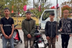 Nhóm thanh thiếu niên mang dao, côn ‘diễu phố’ quay clip đăng TikTok