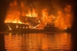 Tàu du lịch cháy như đuốc trên vịnh Hạ Long