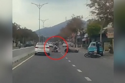 Clip: Thót tim cặp đôi ngã ra đường, cô gái bị xe máy phía sau chèn qua người