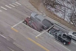 Hoảng hốt: Đang dừng đèn đỏ, hai xe ô tô bị "hố tử thần" nuốt chửng