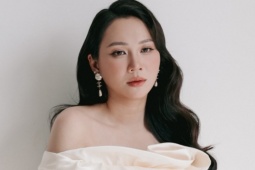 Ảnh sao 27/2: Siêu mẫu Ngọc Thạch khoe nhan sắc tuổi 35