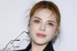 Nữ ca sĩ bị cấm diễn dính thêm phốt