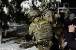 Lực lượng an ninh Nga gỡ bom dưới gầm xe quan chức quân đội