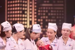 Những ‘người mẹ áo trắng’ nơi tuyến đầu sinh tử