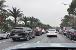 6 xe tông liên hoàn, đường ra sân bay Nội Bài tắc cứng