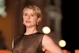 Nữ diễn viên 37 tuổi khoe dáng nóng bỏng với váy xuyên thấu