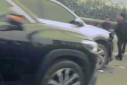 6 xe tông liên hoàn, đường ra sân bay Nội Bài tắc cứng