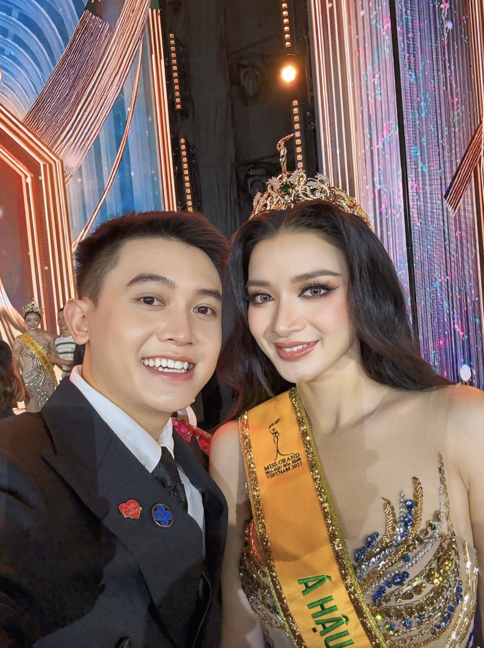 Em trai Đinh Y Quyên là Đinh Ta Bi - Á vương 2 Mr World Vietnam. Anh chàng hiện là sinh viên Trường Đại học Y Dược Buôn Ma Thuột.