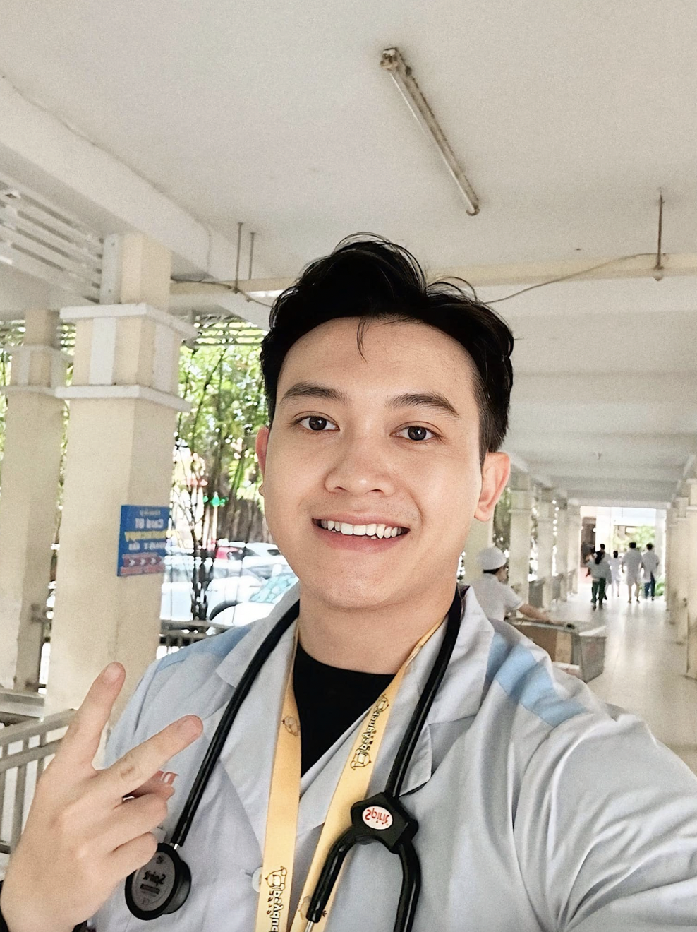 Em trai Đinh Y Quyên là Đinh Ta Bi - Á vương 2 Mr World Vietnam. Anh chàng hiện là sinh viên Trường Đại học Y Dược Buôn Ma Thuột.