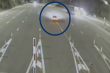 Nam tài xế liều lĩnh quay đầu, chạy ngược chiều để trốn phí cao tốc