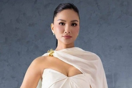 Mẹ một con H’Hen Niê khoe vòng một gợi cảm