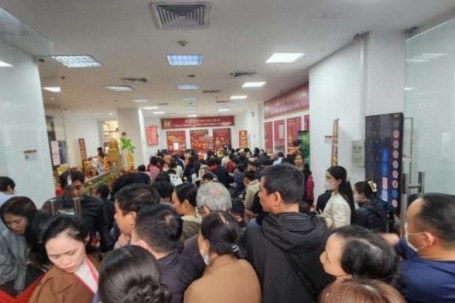 Giá vàng hôm nay mới nhất (27/2) diễn biến lạ: "Biển người" chen chúc mua vàng sau ngày vía Thần tài