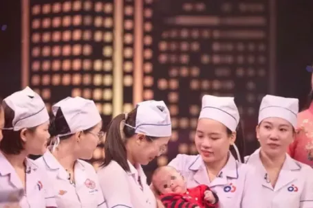 Những ‘người mẹ áo trắng’ nơi tuyến đầu sinh tử