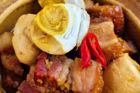 Cũng là kho thịt với trứng nhưng cách làm này lạ lắm, món mặn béo bùi, thơm phức mà đưa cơm bất ngờ