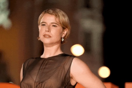 Nữ diễn viên 37 tuổi khoe dáng nóng bỏng với váy xuyên thấu