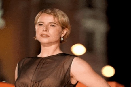 Nữ diễn viên 37 tuổi khoe dáng nóng bỏng với váy xuyên thấu