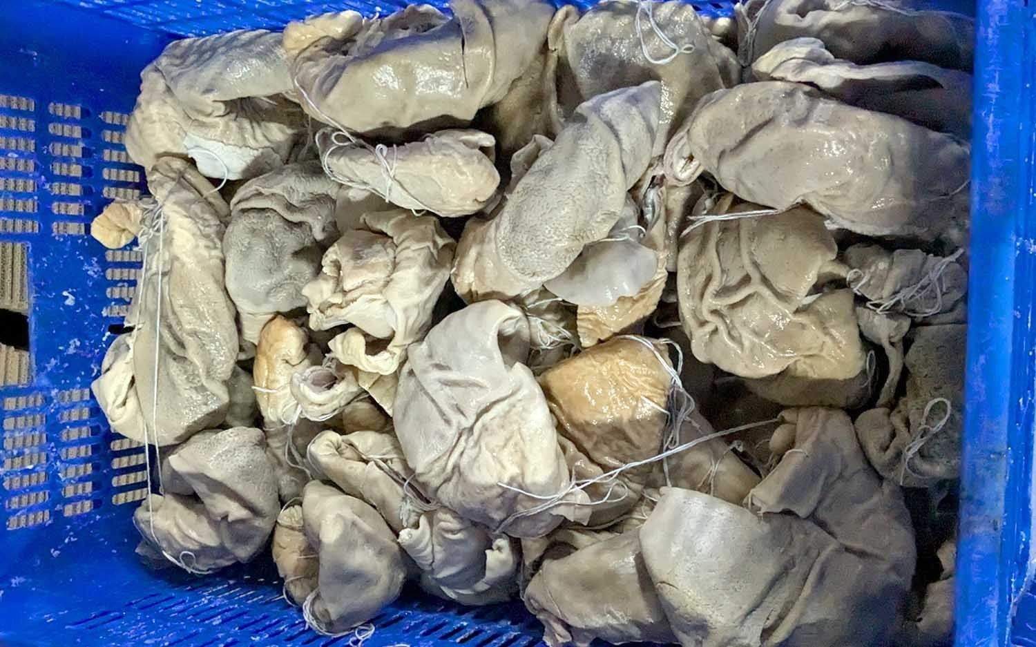 Tang vật là lòng, dạ dày không rõ nguồn gốc, xuất xứ.