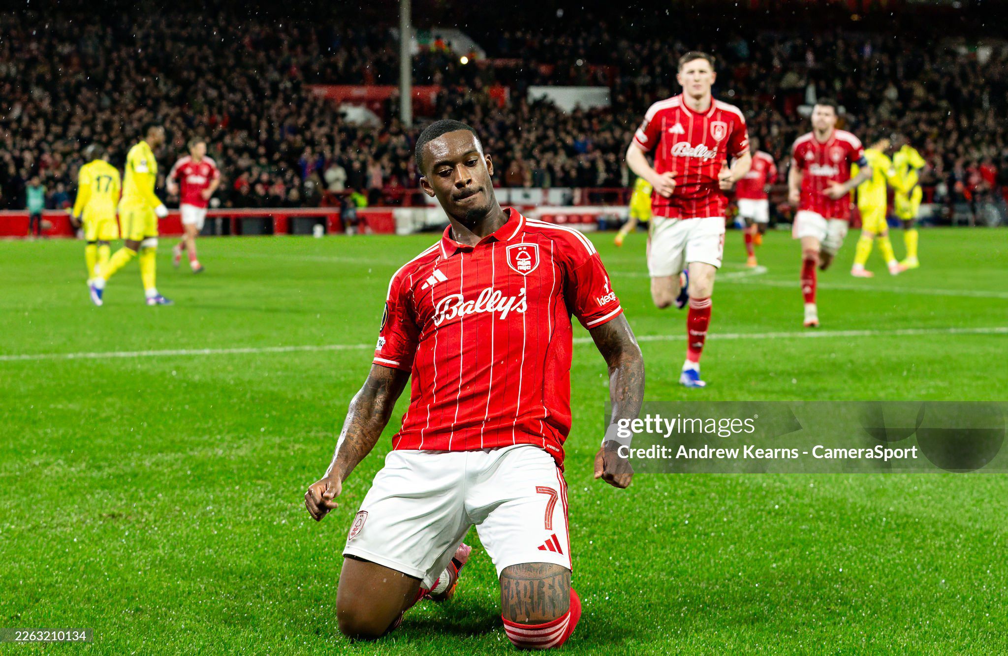 Bàn thắng của Hudson Odoi giúp Nottingham đỡ vất vả