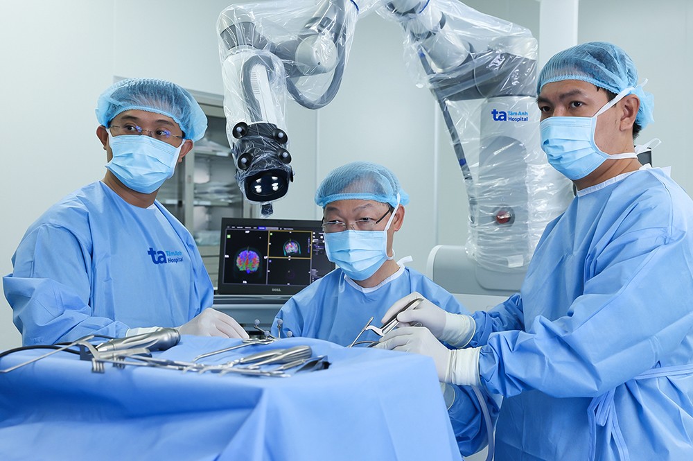 Robot AI giúp phẫu thuật não, cột sống, tủy sống tăng tỷ lệ thành công cao hơn 95%, giảm 79% lượng máu mất trong phẫu thuật, giảm 40% thời gian nằm viện