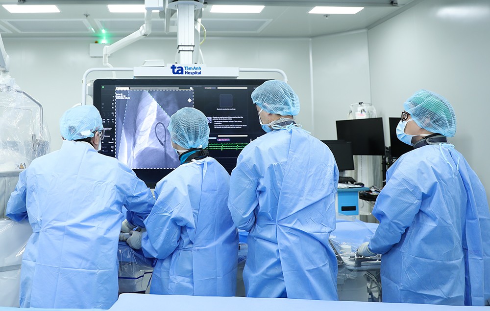Ê kíp bác sĩ can thiệp đặt máy tạo nhịp không dây thế hệ mới nhất Micra AV2 cho bệnh nhân bị rối loạn nhịp tim trong phòng mổ hybrid với sự hỗ trợ của hệ thống X-quang kỹ thuật số hiện đại. Ảnh: BVĐK Tâm Anh