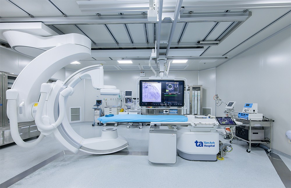 Phòng can thiệp hybrid (Hybrid Cath Lab) cao cấp, được trang bị bàn mổ chuyên dụng, hệ thống chụp mạch số hóa xóa nền hiện đại tích hợp camera 3D/4D, màn hình lớn, cho phép quan sát rõ cấu trúc tim, mạch máu, van tim, ngay trong quá trình can thiệp. Ảnh: BVĐK Tâm Anh