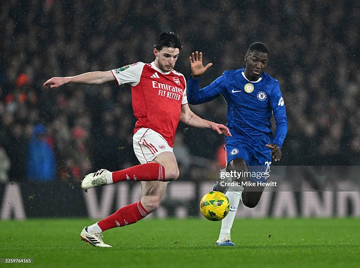 Declan Rice (áo đỏ) hiểu rõ sự nguy hiểm của Chelsea