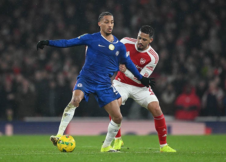 Arsenal (áo đỏ) sẽ đối đầu Chelsea