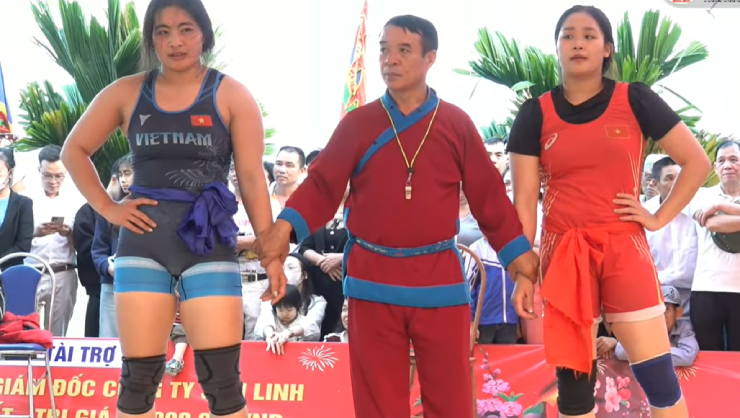 Ứng Thị Thơm (trang phục đỏ) nhận thất bại trước Tô Thị Ninh (trang phục xanh than)